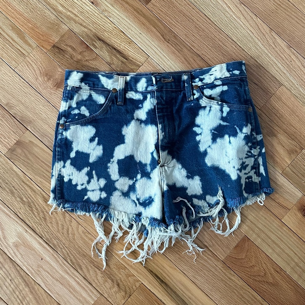 Wrangler High Wasted bleached shorts